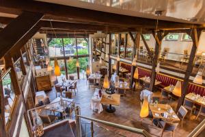 una vista aérea de un restaurante con mesas y sillas en Hotel der Lennhof, en Dortmund