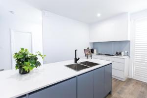 Kuchyň nebo kuchyňský kout v ubytování TWO TEN Sleeps 10! Luxury CBD Accommodation