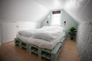 Rúm í herbergi á Two Bedroom Vacation Home in the Center of Tórshavn