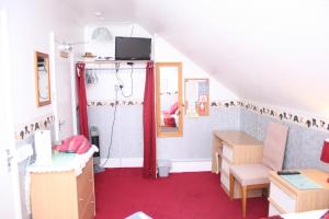 Zimmer im Dachgeschoss mit einer Dusche und einem roten Teppich in der Unterkunft The Ryecroft in Great Yarmouth