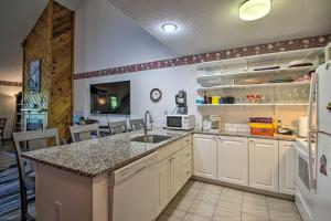 Fotografie z fotogalerie ubytování Resort Condo with Lake and Pool about 5 Mi to Flume Gorge! v destinaci Woodstock