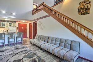 Fotografie z fotogalerie ubytování Resort Condo with Lake and Pool about 5 Mi to Flume Gorge! v destinaci Woodstock