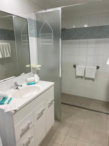 A bathroom at Silver Sands Resort Mandurah