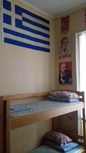 - un lit superposé avec un drapeau américain sur le mur dans l'établissement Chernivtsi city center hostel, à Tchernivtsi