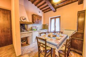 comedor con mesa y sillas y cocina en Borgo Struginati, en Doglio