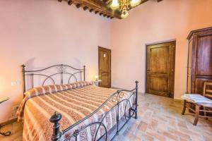 1 dormitorio con 1 cama grande en una habitación en Borgo Struginati, en Doglio