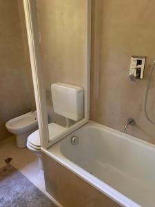 uma casa de banho com banheira e WC em Cavalese luxury mountain and sky em Cavalese