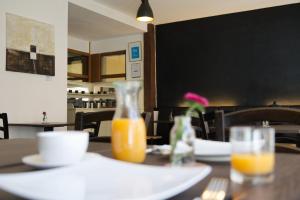 una mesa con un jarrón de zumo de naranja. en Soleiado Hotel, en Bietigheim-Bissingen