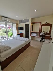 Postel nebo postele na pokoji v ubytování Subhamitra Hotel Hua Hin-SHA Certified