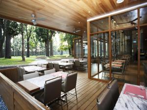 埔里鎮的住宿－平雲山都飯店，木甲板上设有桌椅的餐厅