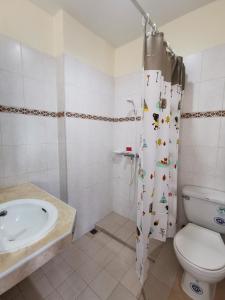 ein Bad mit einem WC und einem Waschbecken in der Unterkunft Subhamitra Hotel Hua Hin-SHA Certified in Hua Hin