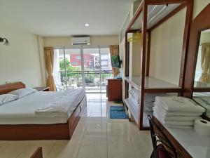 ein Hotelzimmer mit einem Bett und einem Balkon in der Unterkunft Subhamitra Hotel Hua Hin-SHA Certified in Hua Hin