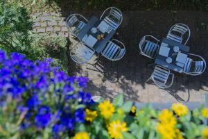 ビーティッヒハイム・ビッシンゲンにあるHotel Reinhardtsの椅子や花の見える庭園