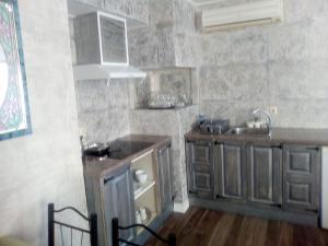 - une cuisine avec des placards en bois et un évier dans l'établissement Apartments Stefanov in Byala, à Byala