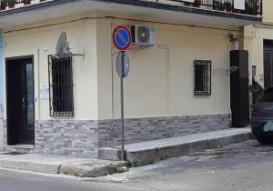 a street sign in front of a building at B&B Lutri in Trebisacce