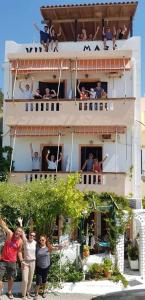 un groupe de personnes debout devant un bâtiment dans l'établissement Villa Mare, à Myrtos