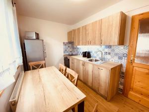 Kuchyňa alebo kuchynka v ubytovaní Apartmány Lipno 46