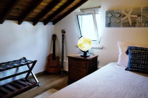 um quarto com uma cama e uma guitarra em Casa Pacheco em Furnas