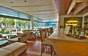 a restaurant with a bar with bottles of wine at Jaypee Siddharth in New Delhi