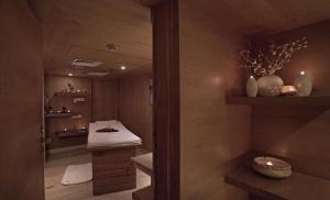 a bathroom with a toilet and a sink in it at Jaypee Siddharth in New Delhi