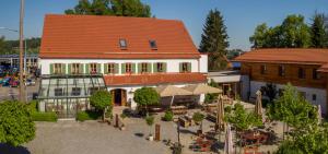 un modelo de edificio con patio al aire libre en Forstnerwirt hotel | stubn | biergarten, en Rottenburg an der Laaber