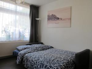 a bedroom with a bed and a window at Bos en Lommer Hotel - Erasmus Park area in Amsterdam