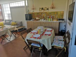 una cucina con tavolo e sedie in una stanza di Tortugas B&B a Giarre