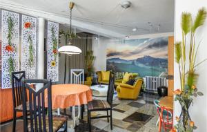 uma sala de estar com mesa e cadeiras em Nice Home In Gottmadingen With Wifi em Gottmadingen