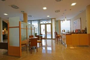 a restaurant with tables and chairs and a bar at Hotel Salvevir in Ejea de los Caballeros