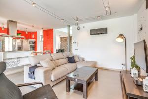 a living room with a couch and a table at Villa Ronda Estación in Porreres