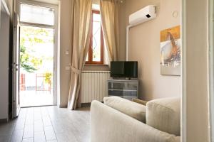 a living room with a couch and a television at La Vigna in Luino