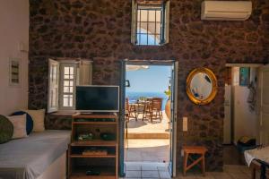 TV a/nebo společenská místnost v ubytování Santorini Folia Bianca