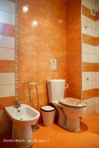 een badkamer met een toilet en een wastafel bij DARI Apartments Garden Beach къмпинг ГРАДИНА in Chernomorets