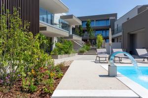 a courtyard with a swimming pool in a building at PRADA' Home Eco Suites in Bardolino