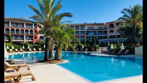 Bazén v ubytování Appartement Premium face à la baie de St-Tropez à 100m de la plage nebo v jeho okolí