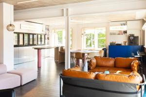uma sala de estar com um sofá e uma mesa em CPH Hotel em Copenhaga