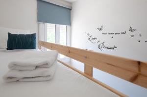 Posteľ alebo postele v izbe v ubytovaní Maka beach apartment v