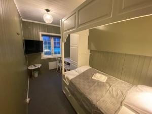 a small room with a bed and a window at Bergtun Hotell in Valle