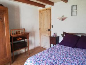 Un pat sau paturi într-o cameră la Le Pijoulet
