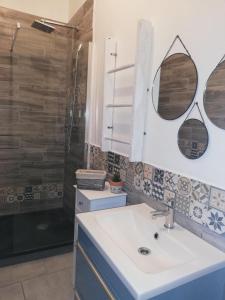 W łazience znajduje się umywalka i prysznic. w obiekcie gite Pedelucq w mieście Pouillon