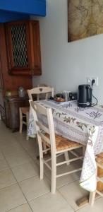 uma cozinha com uma mesa com um pote em Chambre d'hôtes Morbihan Gwenva em Sainte-Brigitte