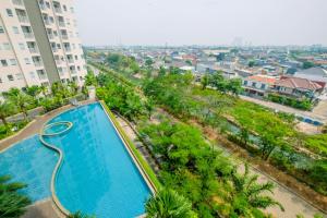 Πισίνα στο ή κοντά στο Wonderful 1BR Apartment at Mustika Golf Residence with Golf View By Travelio