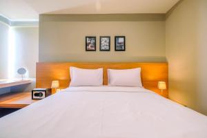 Ένα ή περισσότερα κρεβάτια σε δωμάτιο στο Wonderful 1BR Apartment at Mustika Golf Residence with Golf View By Travelio +11 φωτογραφίες