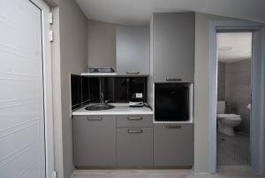 波德戈里察Studio Apartments Bulevar的带水槽和马桶的小浴室