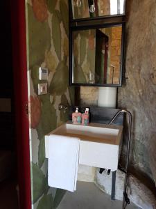 een badkamer met een wastafel en een spiegel bij Casa Santa Maria - Fichi d'india in Ragusa