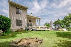 a house with a yard with a fire pit at Gaea House in Seaside