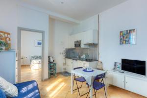 La Cupolina Blu في Peretola: مطبخ مع طاولة وكراسي في غرفة