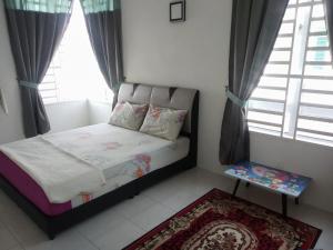 En eller flere senge i et værelse på Fathullah's Homestay