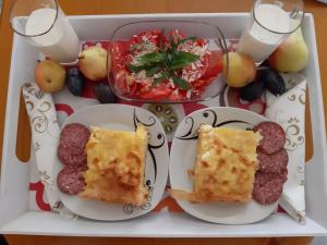 a tray with three plates of food in a box at Soba Lavanda in Kladovo