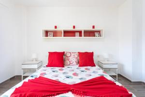 Łóżko lub łóżka w pokoju w obiekcie Home2Book Beautiful Apart Los Cristianos Pool Wifi